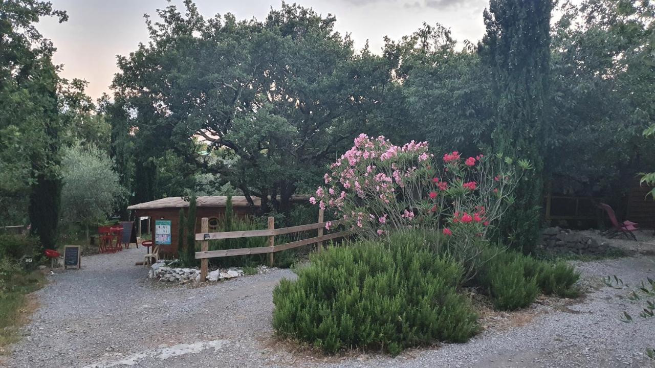 Roulottes Et Cabanes De Saint Cerice 보귀에 외부 사진