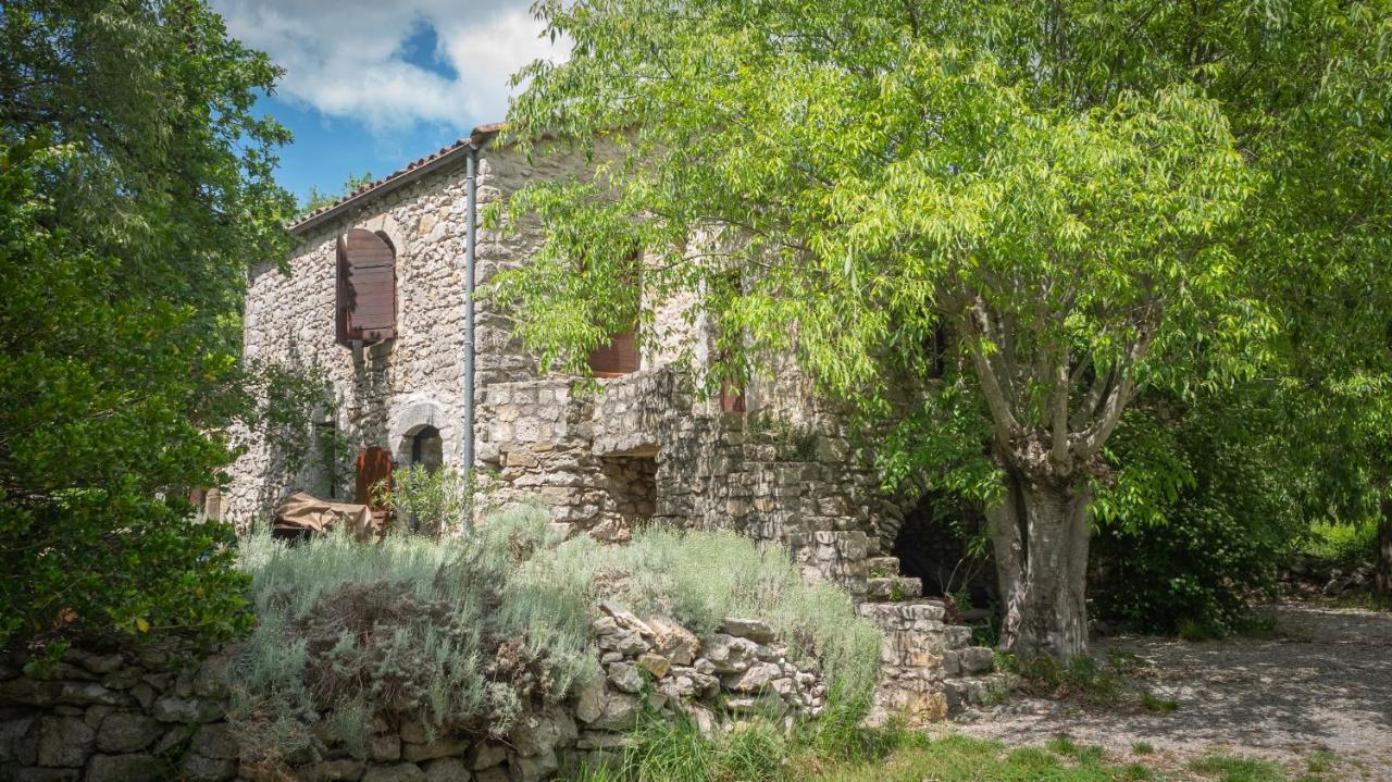 Roulottes Et Cabanes De Saint Cerice 보귀에 외부 사진